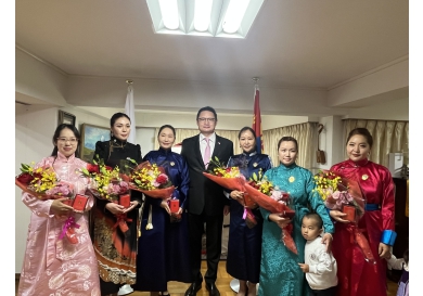 Япон дахь монгол ээжүүд "Алдарт эх"-ийн одонгоо авлаа