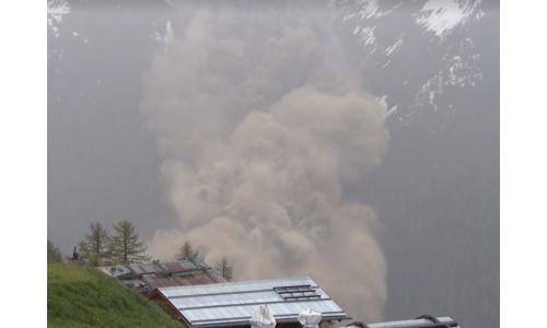 Швейцар: Тосгон бүхэлдээ цасан нурангид дарагдсан ч хүний амь эрсдээгүй байна