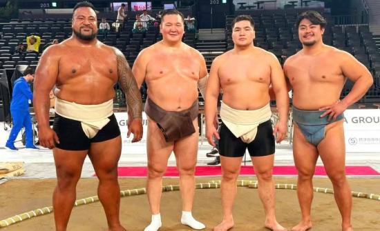 Улсын арслан Э.Батмагнай сүмо бөхийн “Хакүхо цом” тэмцээнд дэд байр эзэллээ