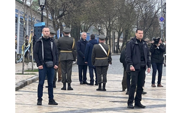 НАТО-гийн тэргүүн Украинд гэнэт айлчлав