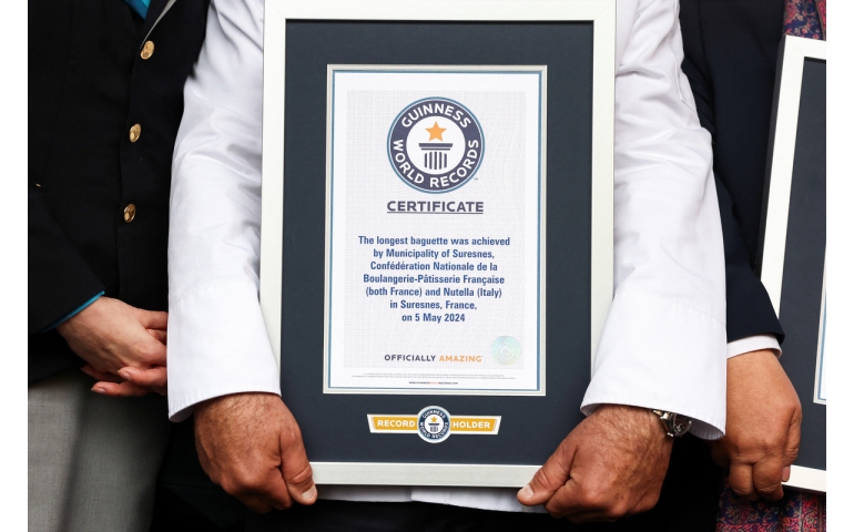 Франц: 140 метр урт багет талх хийжээ