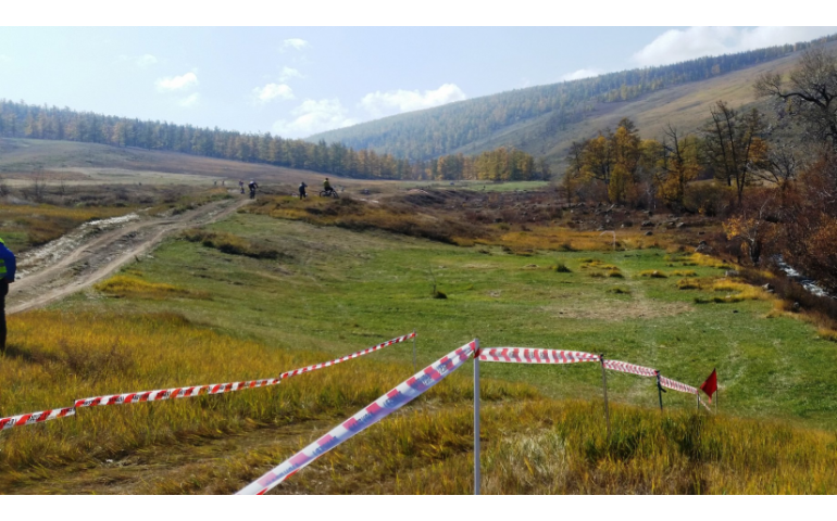 Хурдан морины уралдааны замаар дугуйчид давхина