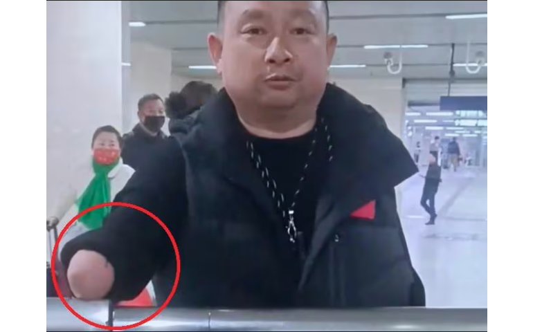 Хятадын төмөр замын компани хөгжлийн бэрхшээлтэй иргэнээс уучлал гуйв
