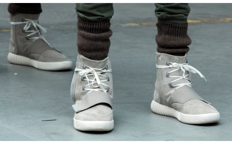 “Adidas” компани хадгалж байсан “Yeezy” брэндийн пүүзээ бүгдийг борлуулжээ