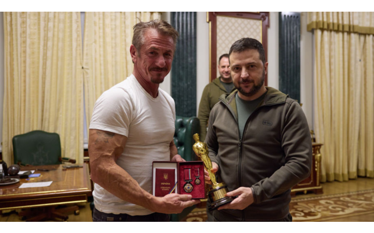 Шон Пенн “Оскар”-ын шагналаа Украины ерөнхийлөгчид өгчээ