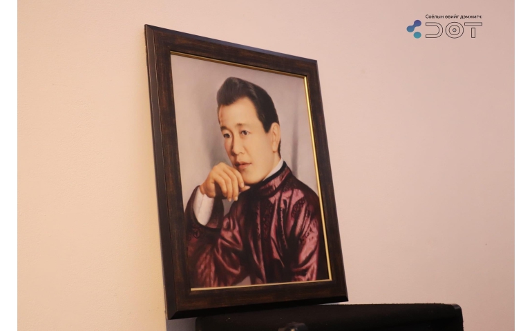 Зураач Д.Амгалангийн 90 насны ойд зориулсан үзэсгэлэн гарч байна