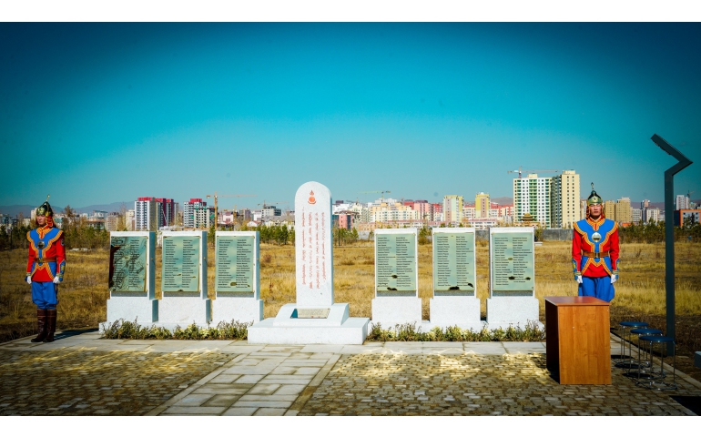 Хэлмэгдэгсдэд зориулан ном хурна