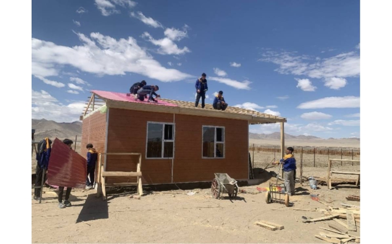 Ховд: Коллежийн оюутнууд нэгэндээ байшин барьж өгчээ