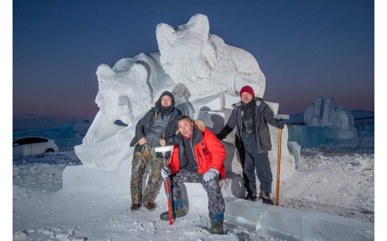 Монгол сийлбэрч Хятадын цас мөсний наадмаас хоёр шагнал авлаа