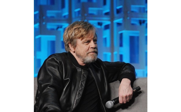 "Оддын дайн"-ы жүжигчин украинчуудад дуу хоолойгоороо тусалж байна